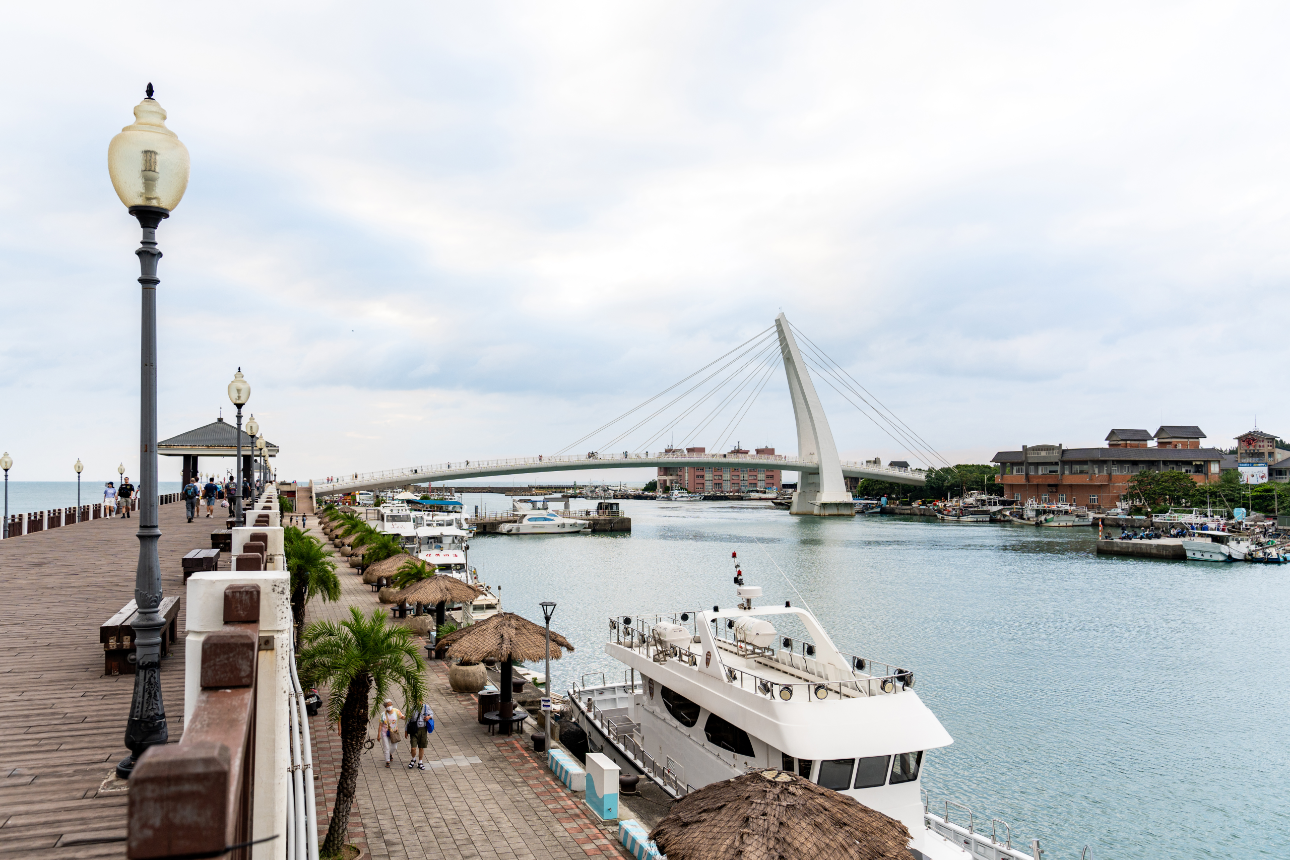 傍晚沿著河岸散步淡水，看夕陽把小鎮染成金色的那一刻，旅程變得輕盈又柔軟