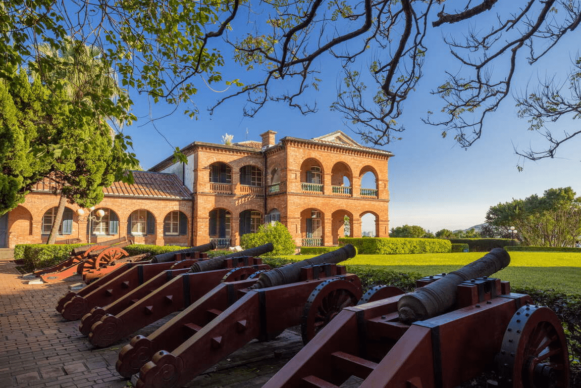 傍晚沿著河岸散步淡水，看夕陽把小鎮染成金色的那一刻，旅程變得輕盈又柔軟