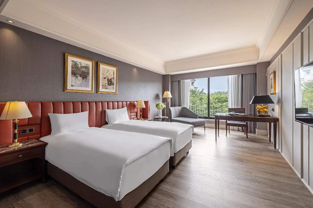 從新竹市區轉進青草湖畔的煙波大飯店，把一天的喧鬧留在湖岸之外