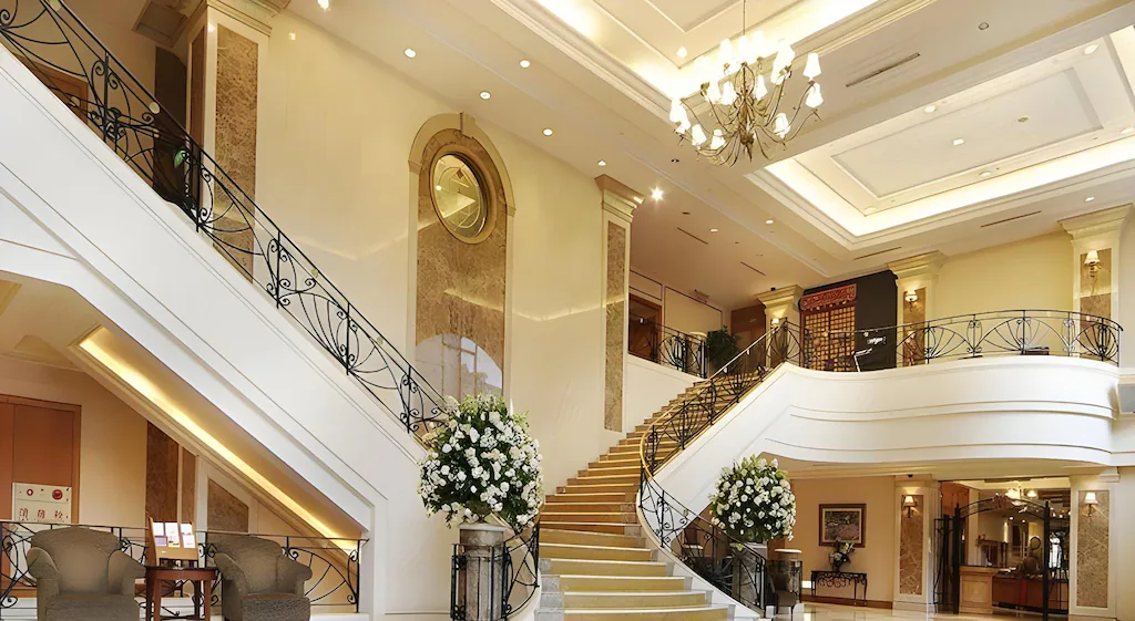 從新竹市區轉進青草湖畔的煙波大飯店，把一天的喧鬧留在湖岸之外