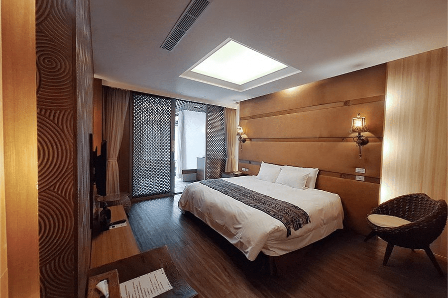 傍晚抵達谷關後走進惠來谷關溫泉會館,南洋氣息混著溫泉水氣,讓人瞬間鬆下來