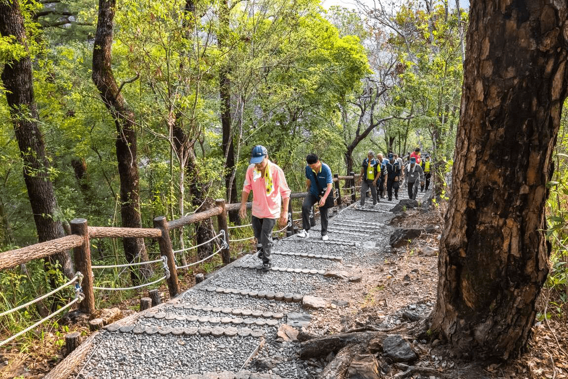 傍晚抵達谷關後走進惠來谷關溫泉會館,南洋氣息混著溫泉水氣,讓人瞬間鬆下來