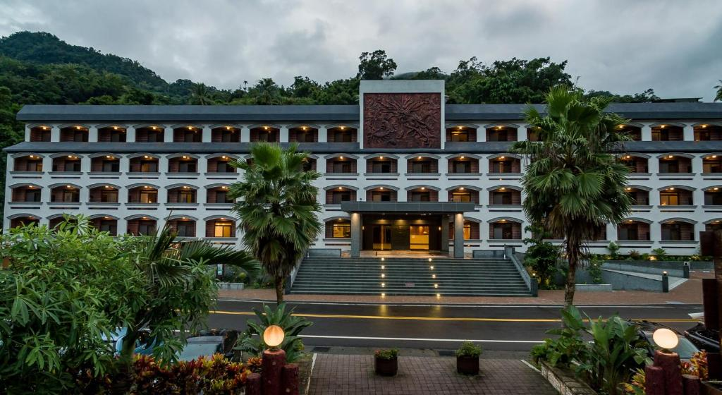 當山霧在知本溫泉區升起，住進東台溫泉飯店，用一池熱湯替旅程按下慢速鍵