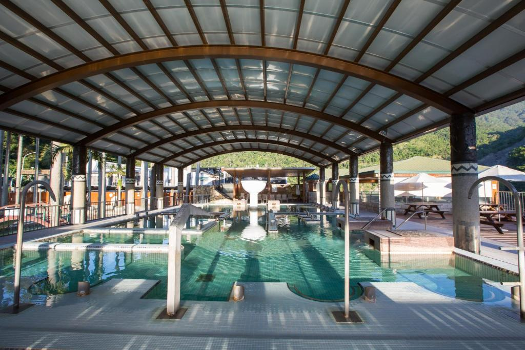 當山霧在知本溫泉區升起，住進東台溫泉飯店，用一池熱湯替旅程按下慢速鍵