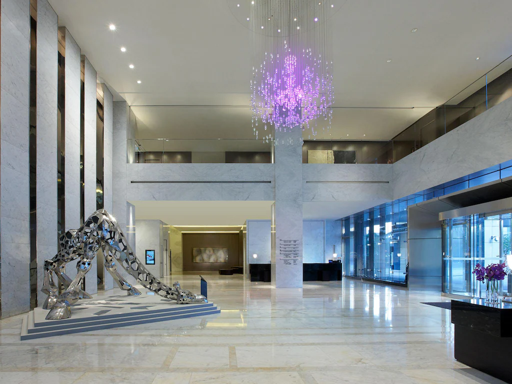 當夜色落在信義區街角,住進台北寒舍艾美酒店,讓旅程在城市心臟自然放慢