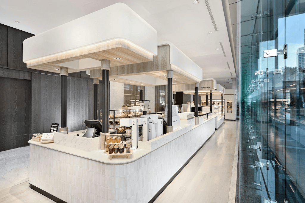 當夜色落在信義區街角,住進台北寒舍艾美酒店,讓旅程在城市心臟自然放慢