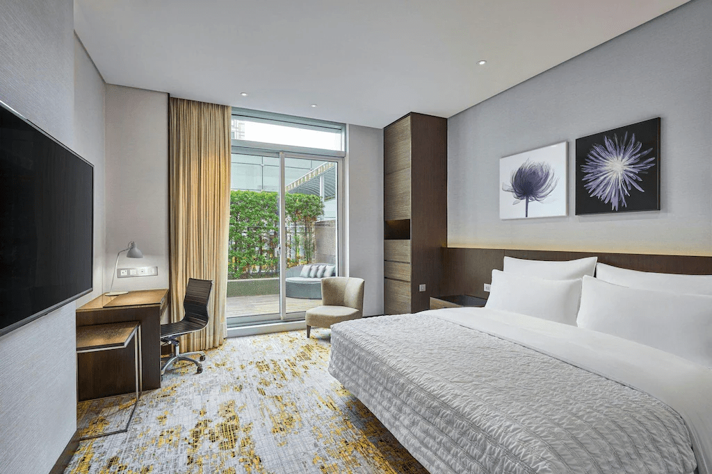 當夜色落在信義區街角,住進台北寒舍艾美酒店,讓旅程在城市心臟自然放慢