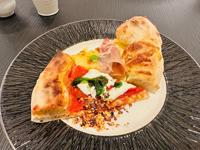 當夜色落在信義區街角,住進台北寒舍艾美酒店,讓旅程在城市心臟自然放慢