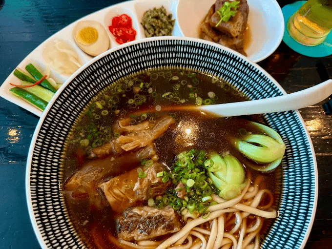 當夜色落在信義區街角,住進台北寒舍艾美酒店,讓旅程在城市心臟自然放慢