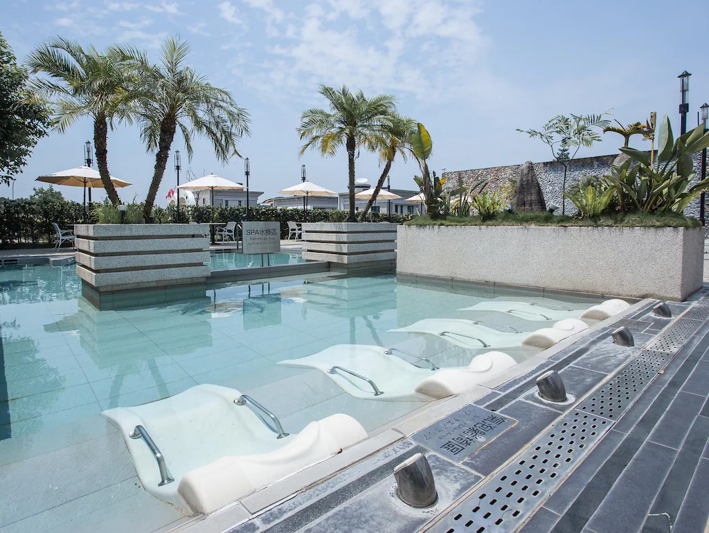 傍晚抵達台中烏日,入住清新溫泉飯店,在露天溫泉中讓城市漸漸遠去