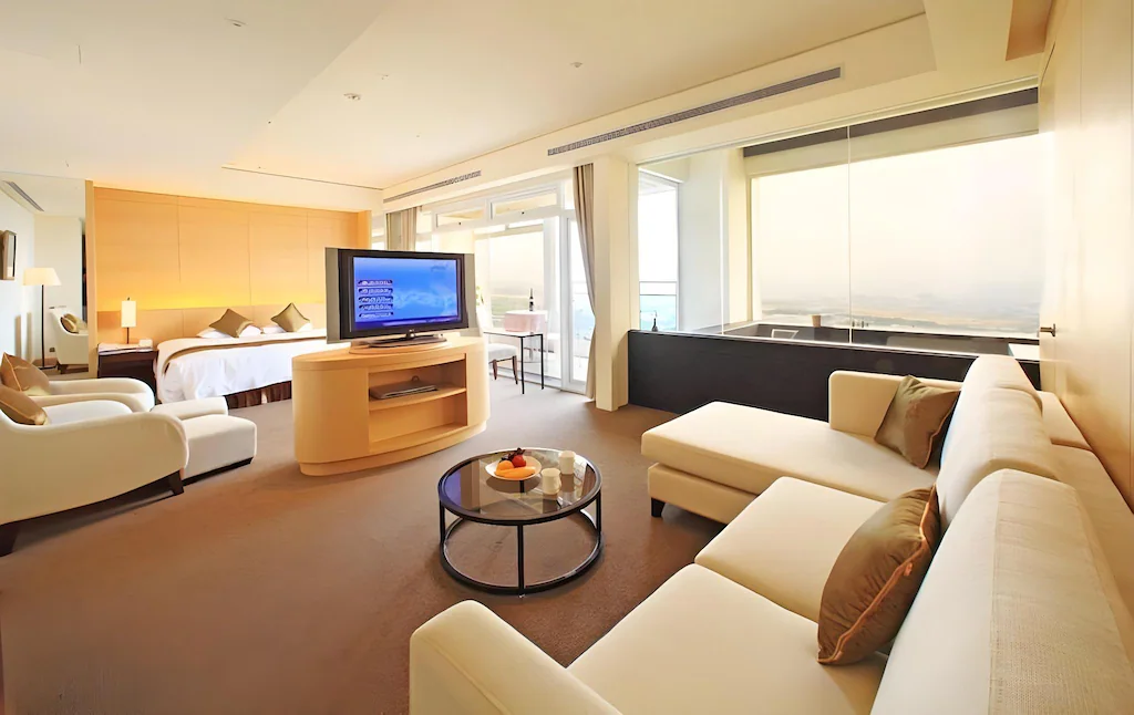 傍晚抵達台中烏日,入住清新溫泉飯店,在露天溫泉中讓城市漸漸遠去