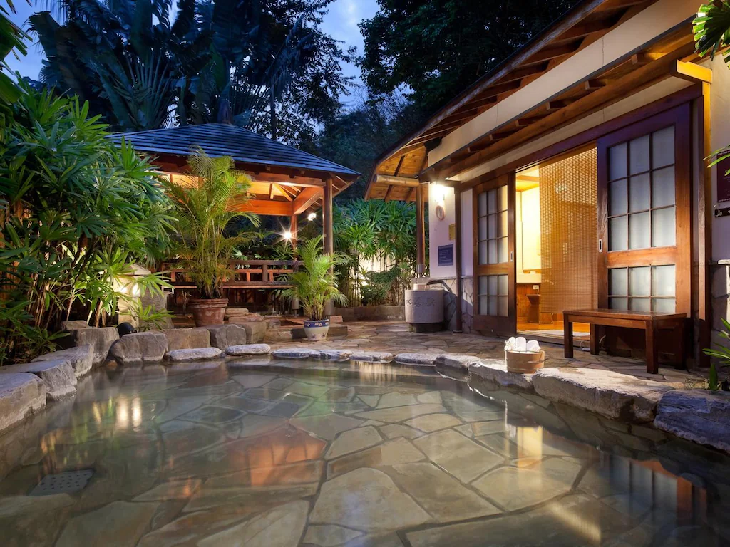 從知本老爺酒店出發，沿著知本溫泉走進山林與泡湯交織的慢旅時光