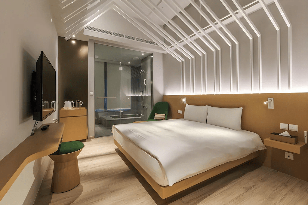 踩著午後陽光抵達礁溪住宿，在窗邊的溫泉池裡感受山影緩緩流動