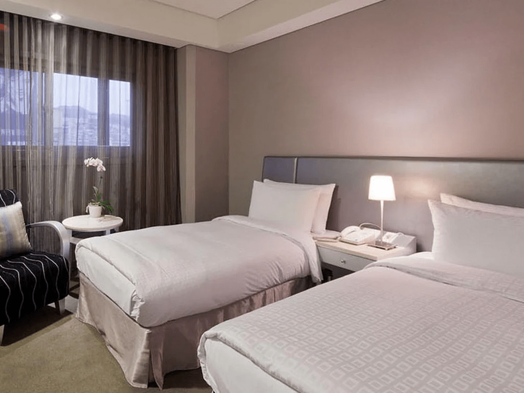 夜色慢慢靠港，在基隆選一間剛好的住宿，把海風與廟口節奏一起住進旅程裡