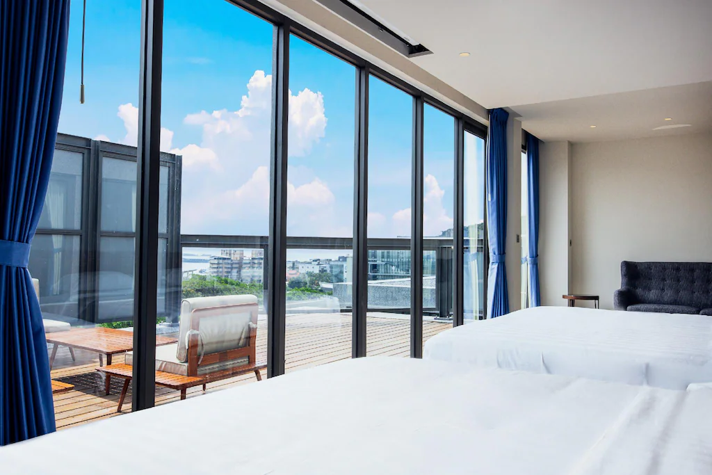 夜色慢慢靠港，在基隆選一間剛好的住宿，把海風與廟口節奏一起住進旅程裡