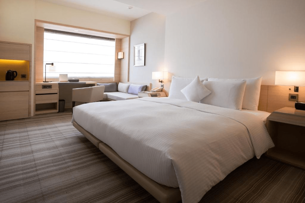 走在忠孝東路夜色裡入住 和逸飯店 台北忠孝館，讓城市的節奏慢慢安靜下來