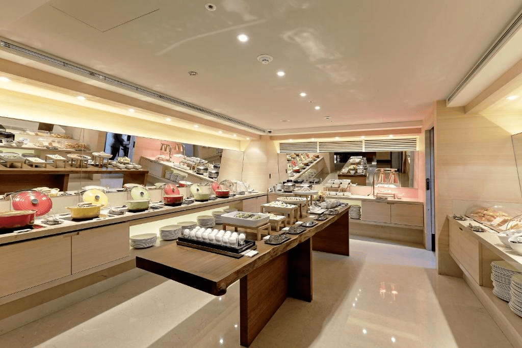 走在忠孝東路夜色裡入住 和逸飯店 台北忠孝館，讓城市的節奏慢慢安靜下來