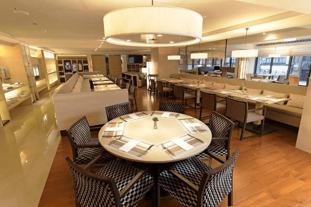 走在忠孝東路夜色裡入住 和逸飯店 台北忠孝館，讓城市的節奏慢慢安靜下來