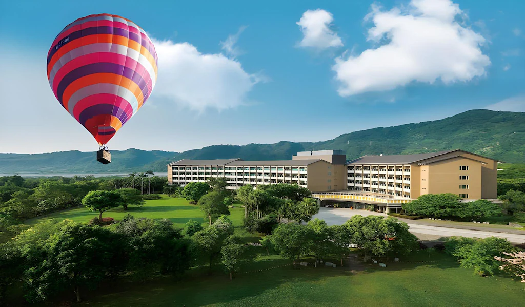 沿著台東鹿野的山線慢慢停下腳步,在鹿鳴溫泉酒店住進風景與溫泉交會的午後時光