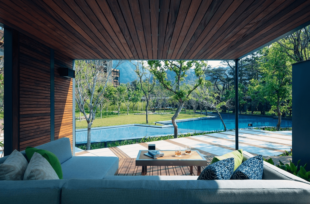 離開城市後走進谷關山谷，在虹夕諾雅谷關用溫泉與靜謐重新整理生活步調