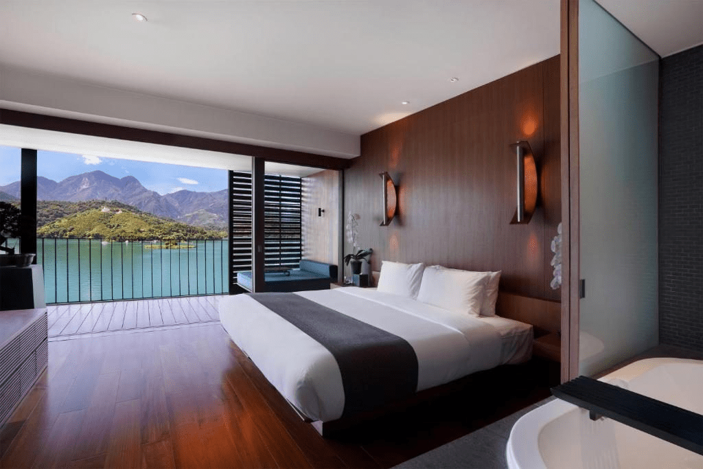 午後抵達日月潭湖畔,推開涵碧樓的房門,時間也跟著靜了下來