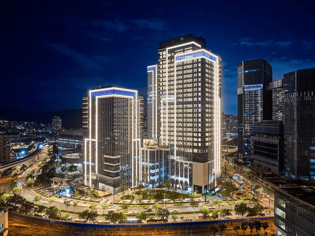 從南港街道走進高樓夜景之中，台北漢來大飯店為旅程留下一晚安靜的停靠