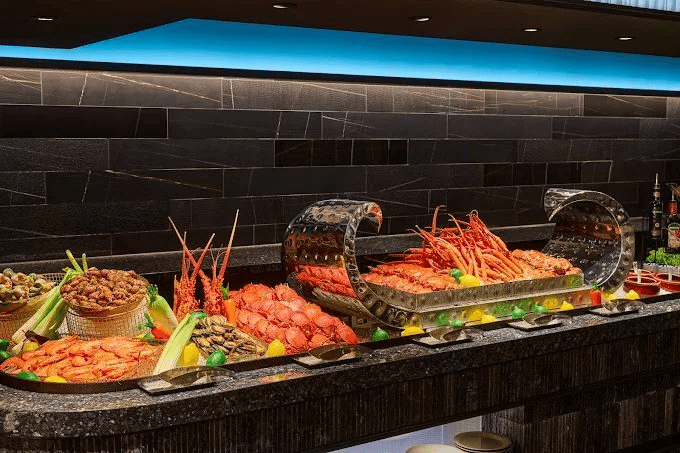 當城市燈光一盞盞亮起，在南港入住台北漢來大飯店，夜晚開始變得溫柔