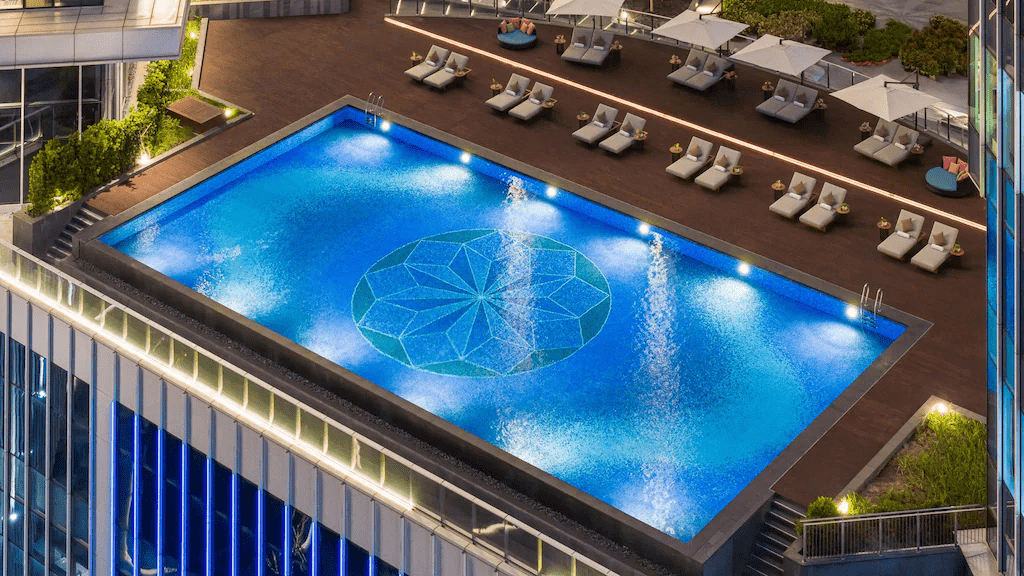 當城市燈光一盞盞亮起，在南港入住台北漢來大飯店，夜晚開始變得溫柔