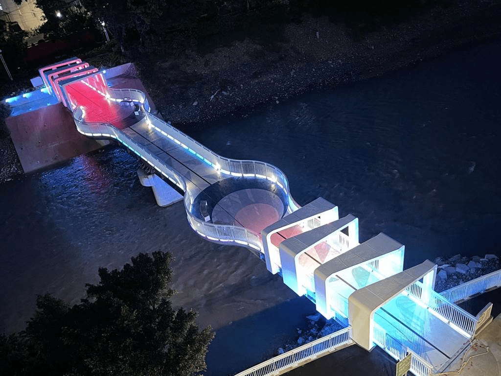 航心橋是攝影愛好者捕捉飛機掠影的絕佳地點，獨特的結構設計十分吸睛，成為航空迷的聖地。