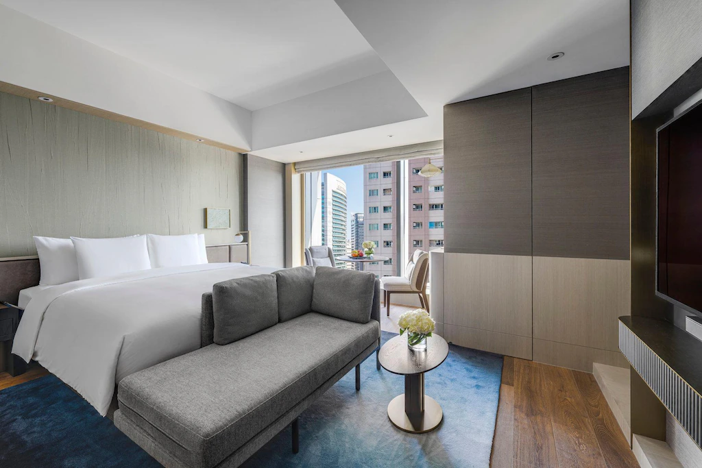 從港灣夜色到鹽埕街角,用不同步調住進高雄市區的飯店與青年旅館