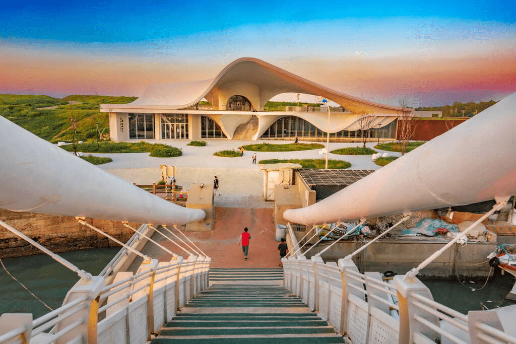 永安海螺館純白流線的造型，在夕陽照射下顯得格外出塵脫俗，是濱海旅遊的視覺亮點。