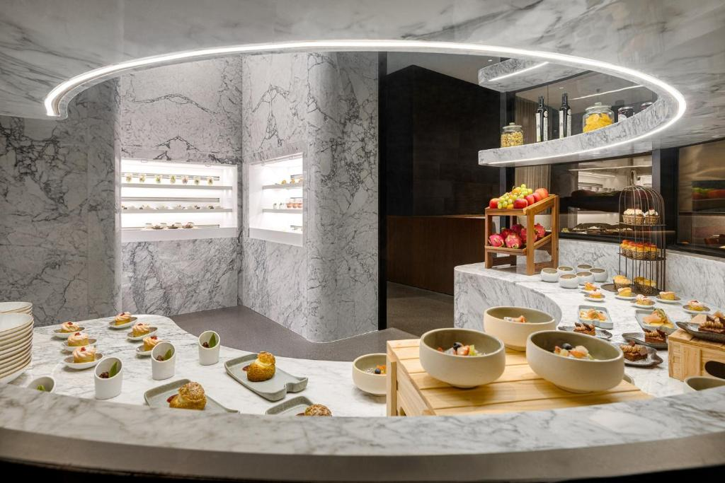 從港灣夜色到鹽埕街角,用不同步調住進高雄市區的飯店與青年旅館