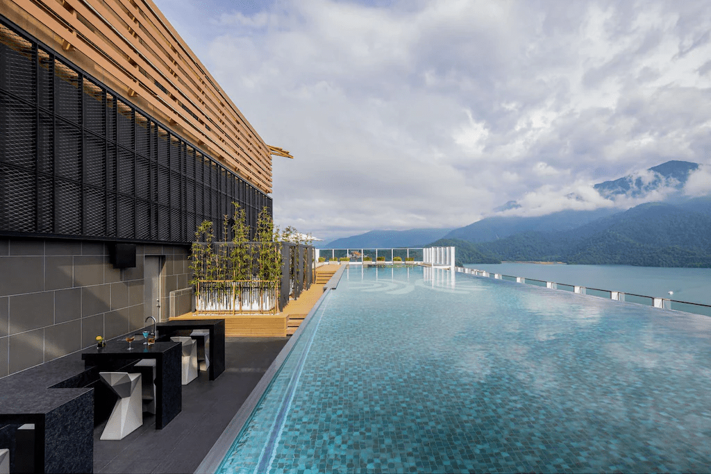 午後抵達日月潭，住進漢來日月行館，在湖畔無邊際泳池中感受時間靜靜流動