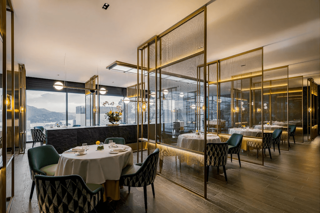 午後抵達日月潭，住進漢來日月行館，在湖畔無邊際泳池中感受時間靜靜流動