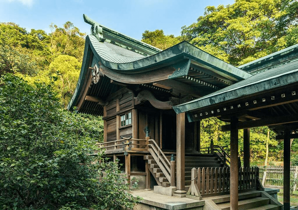 保存完整的木造建築與鳥居，讓人彷彿穿越時空，在桃園神社體驗濃厚的日本氛圍與靜謐。