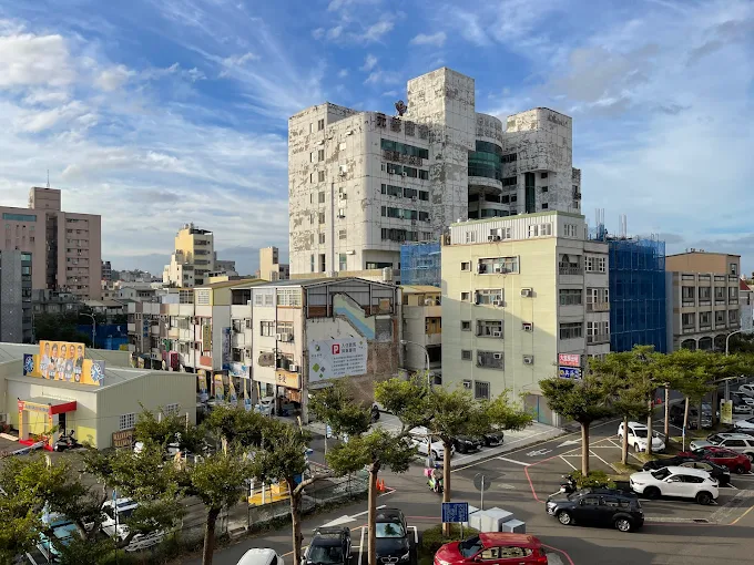 傍晚抵達苗栗市，在禾家商旅放下行李，讓隔天的行程從容展開