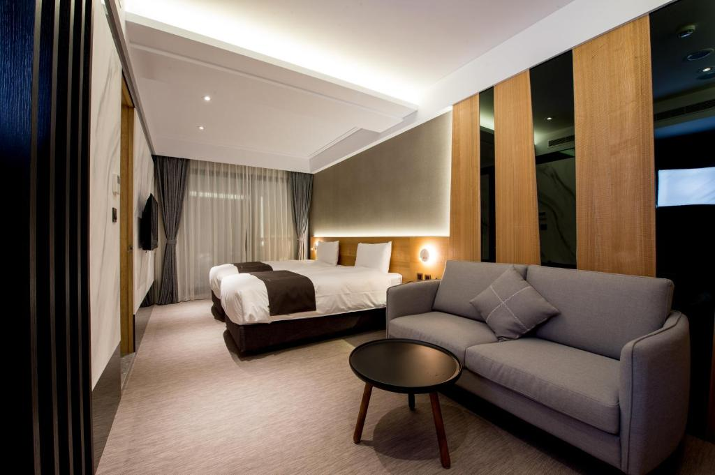 傍晚抵達苗栗市，在禾家商旅放下行李，讓隔天的行程從容展開