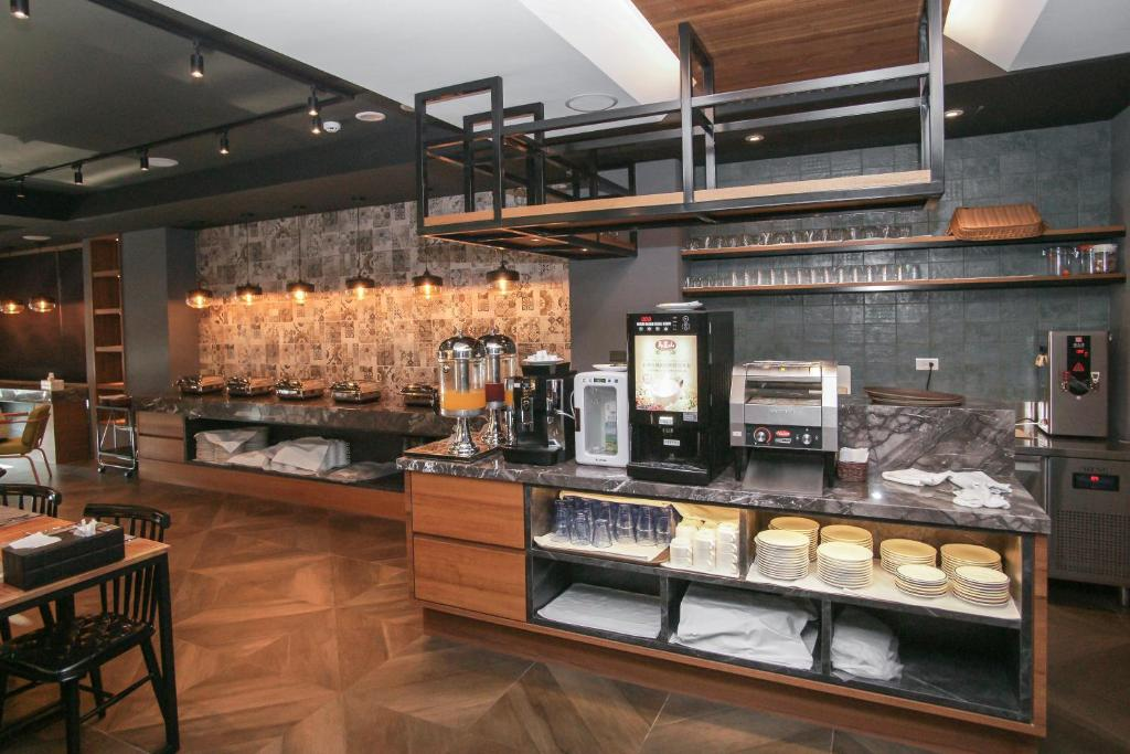 傍晚抵達苗栗市，在禾家商旅放下行李，讓隔天的行程從容展開