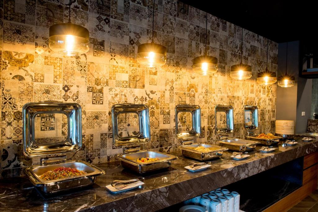 傍晚抵達苗栗市，在禾家商旅放下行李，讓隔天的行程從容展開