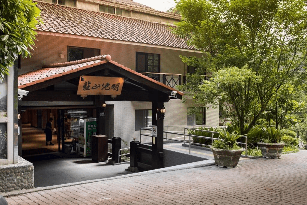 沿著北橫駛入宜蘭高山深處，在明池山莊湖畔住一晚，把時間慢慢放回森林裡