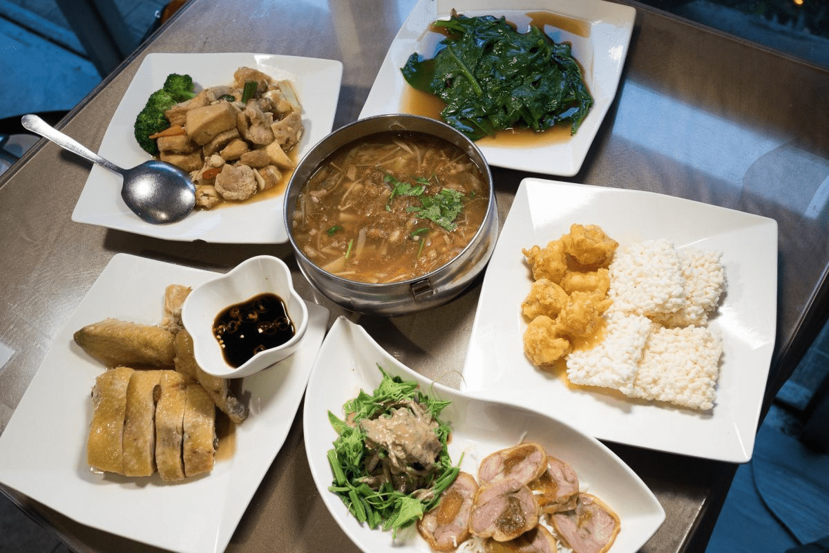 沿著北橫駛入宜蘭高山深處，在明池山莊湖畔住一晚，把時間慢慢放回森林裡