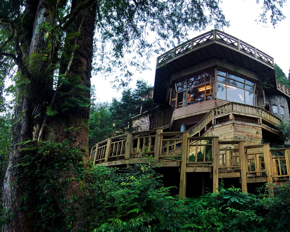 沿著北橫駛入宜蘭高山深處，在明池山莊湖畔住一晚，把時間慢慢放回森林裡