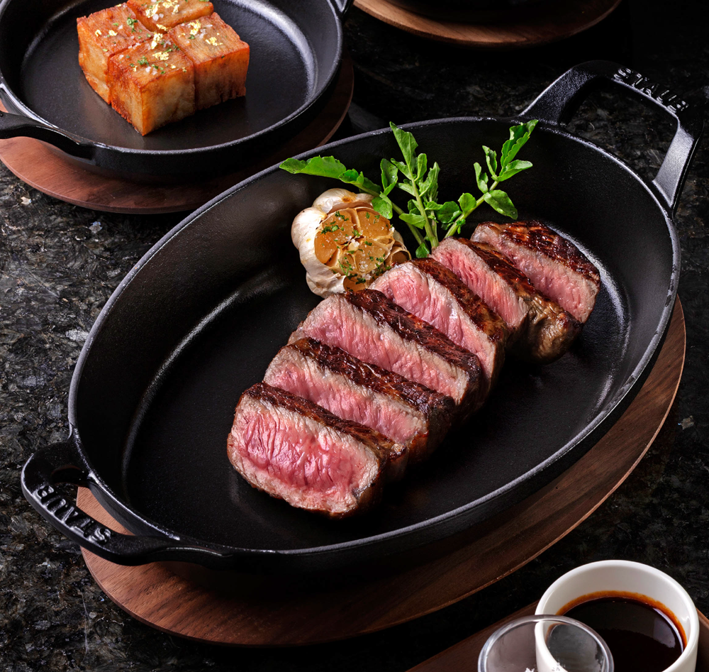 從南港街道走進高樓夜景之中，台北漢來大飯店為旅程留下一晚安靜的停靠