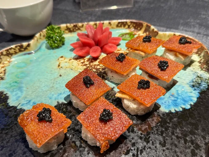 從南港街道走進高樓夜景之中，台北漢來大飯店為旅程留下一晚安靜的停靠