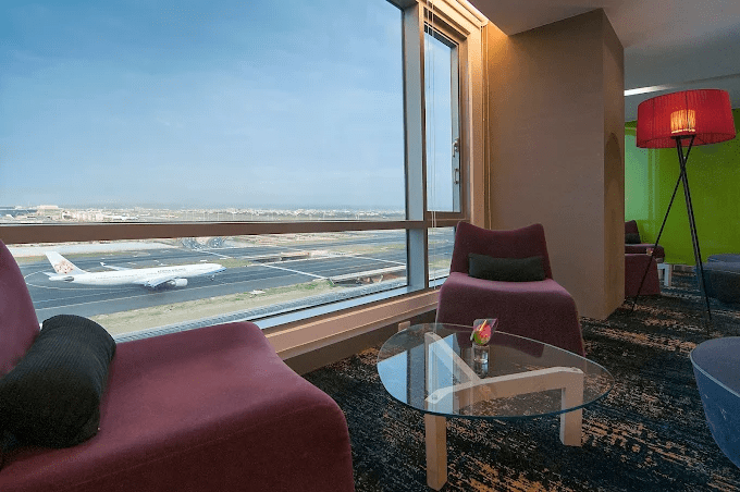 當機翼劃過天際，桃園國際機場凱悅酒店的房間裡正亮著一盞迎接你的光