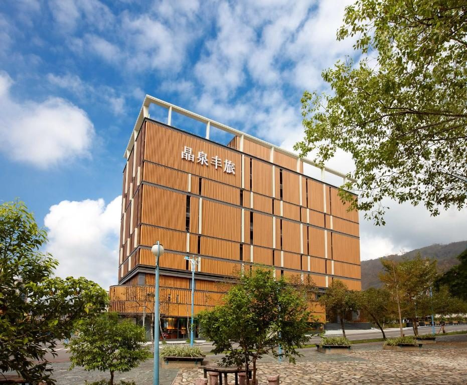 午後抵達礁溪晶泉丰旅，從頂樓池畔到溫泉時光，讓親子旅行自然地鬆開