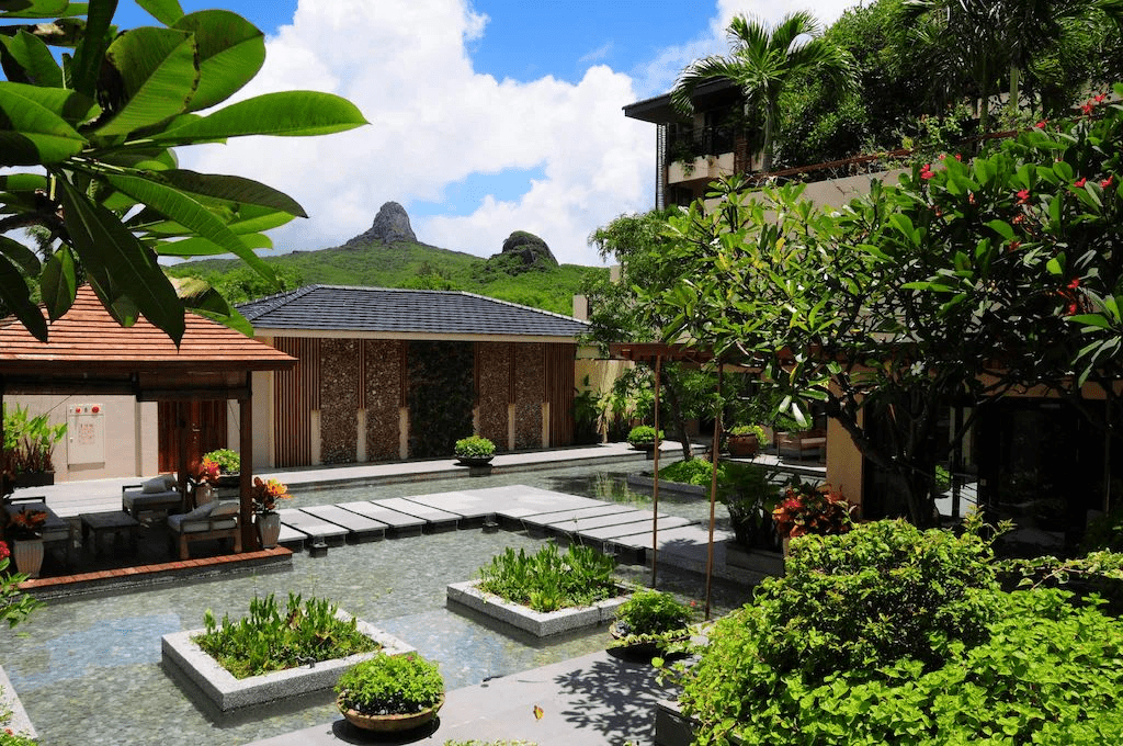 午後陽光落在沙灘邊,住進墾丁凱撒大飯店,讓墾丁的節奏慢慢接手行程