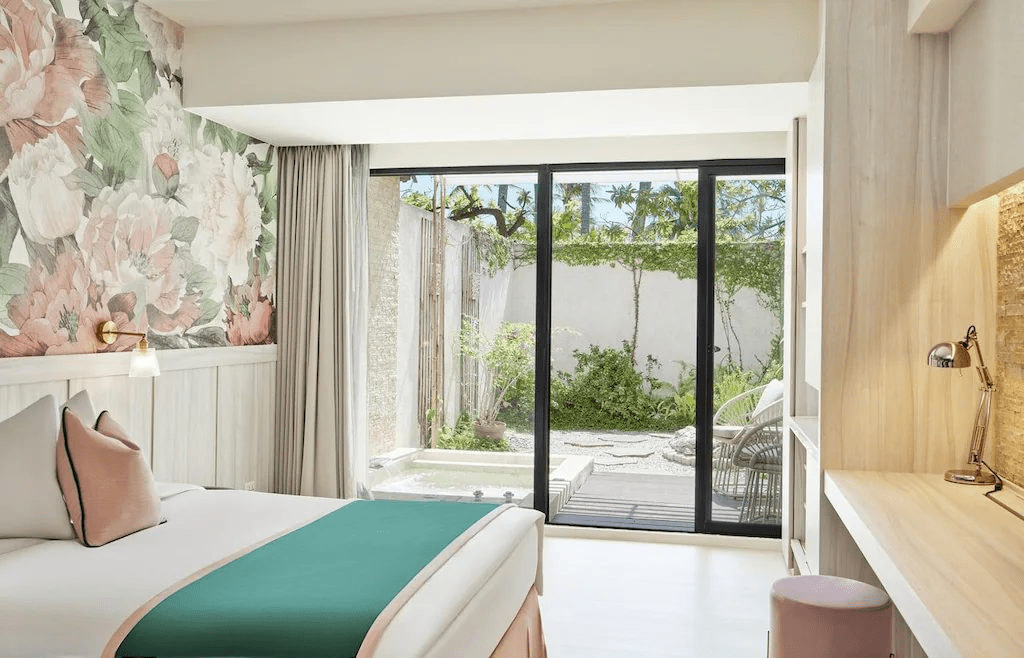 午後陽光落在沙灘邊,住進墾丁凱撒大飯店,讓墾丁的節奏慢慢接手行程