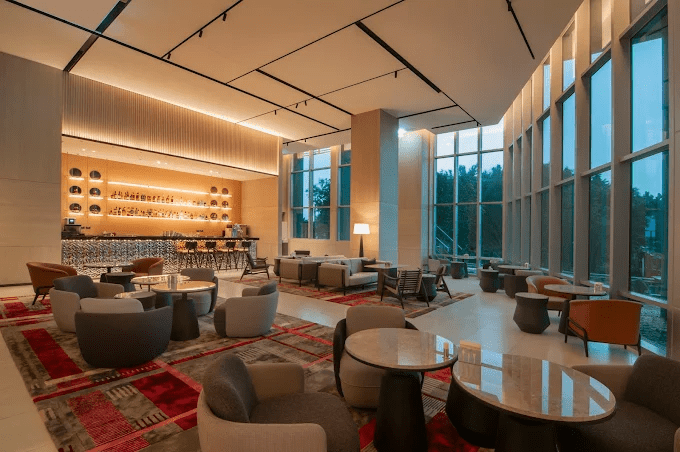 當機翼劃過天際，桃園國際機場凱悅酒店的房間裡正亮著一盞迎接你的光