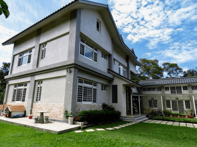 在新竹峨眉北埔留宿一夜，把山城的霧氣、湖光與靜靜夜晚收進行程裡